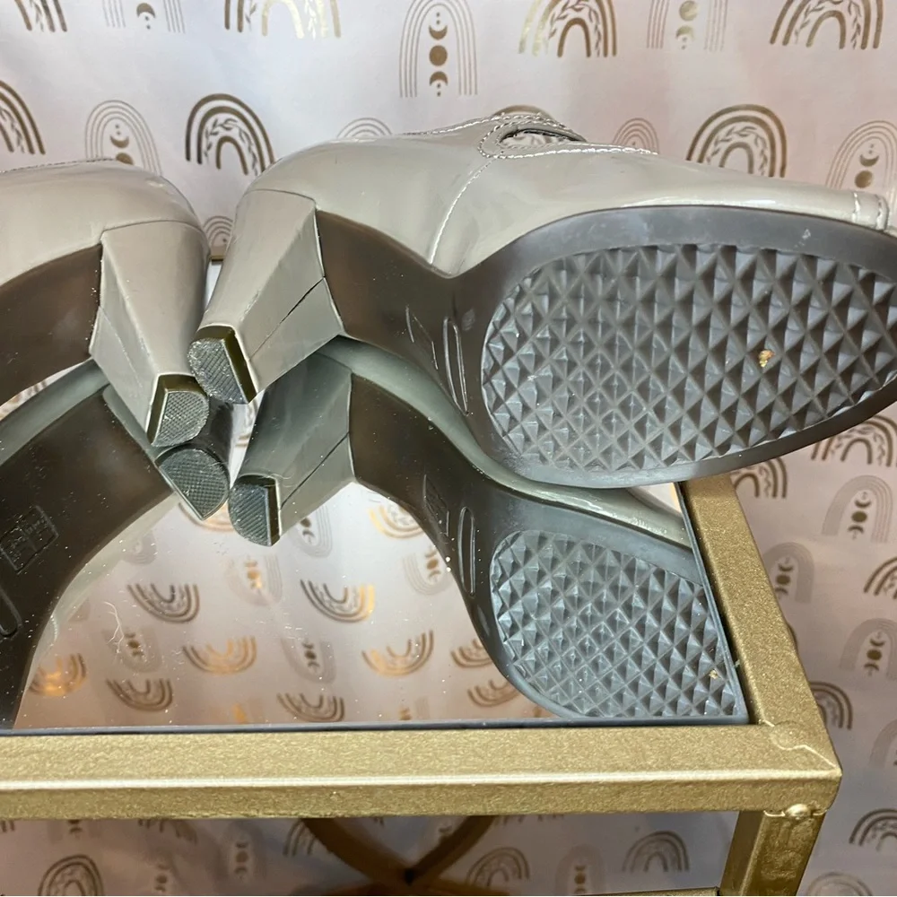 AEROSOLES Gray Heels with Modern Design